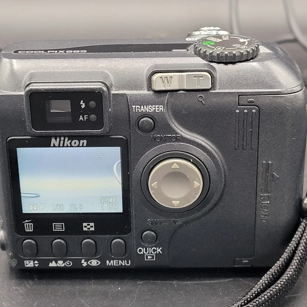 Nikon Coolpix 885 Camera With Batteries And Memory Card Reader Read Description